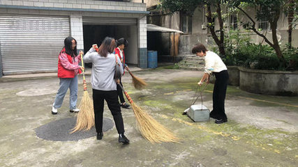 荥经县人社局开展“庆国庆 文明城市你我共建”--环境卫生大整治活动