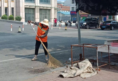 冒高温战酷暑的城市“美容师”