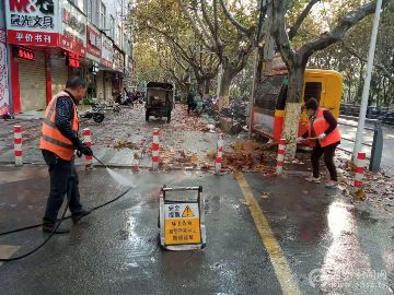 环卫清扫落叶 保障城市整洁