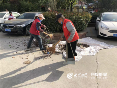 营造干净清洁环境 济宁兴东社区组织清理花坛垃圾