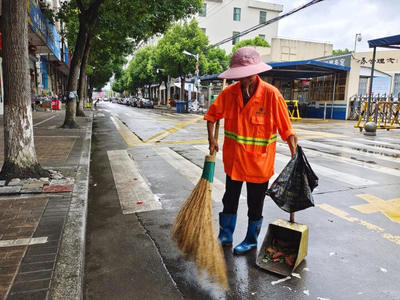 路桥蓬街:台风“杜苏芮”掀起风雨 环卫一线清扫忙