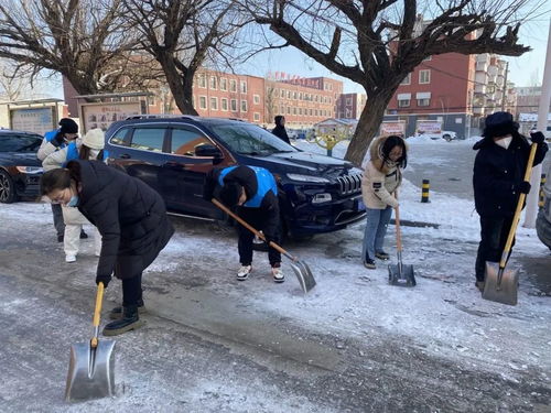 火热的 志愿红 扫雪除冰为群众清扫 暖心路